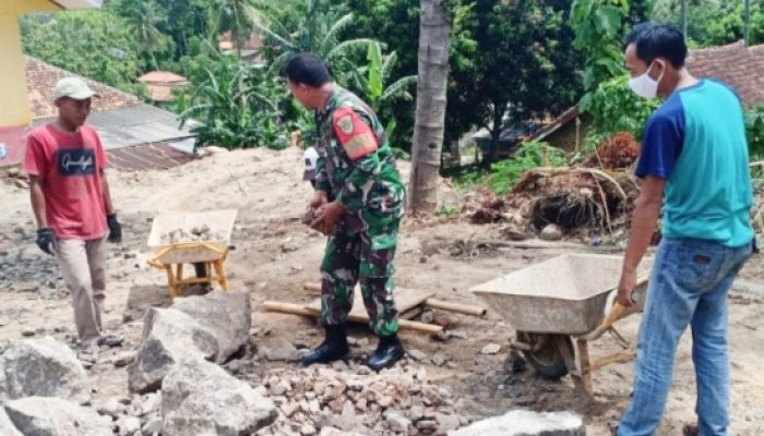 Koramil 2307/Ciwandan Gelar Karya Bakti Bersama Warga di Dua Kelurahan