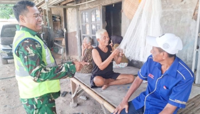 Babinsa Koramil 2305/Cinangka Aktif Jalin Komsos Bersama Warga di Wilayah Binaan