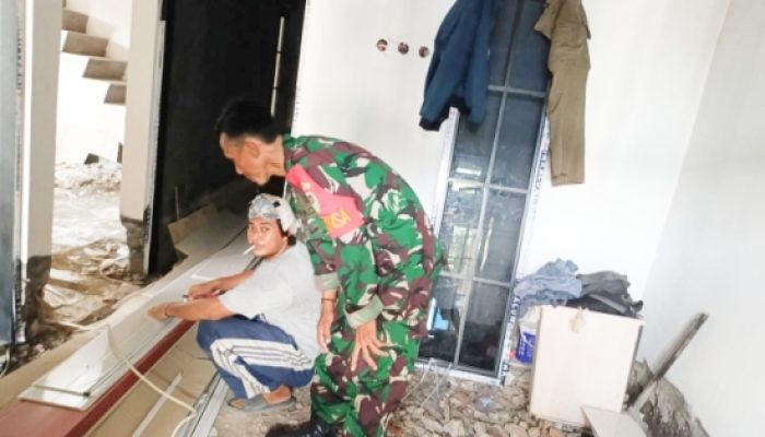 Babinsa Koramil 2304/Anyar Turut Serta Dalam Karya Bakti Pembangunan Rumah Warga