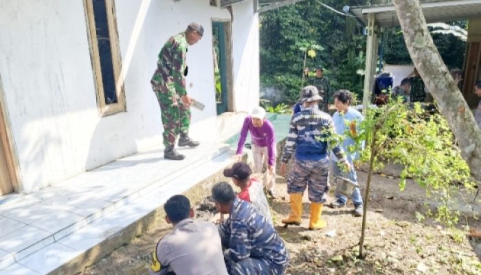 TMMD ke-125 Kodim 0623/Cilegon : Danramil Anyer Koordinatori Pengecatan dan Perbaikan Teras Mushola di Lingkungan Pasir Angin
