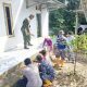 TMMD ke-125 Kodim 0623/Cilegon : Danramil Anyer Koordinatori Pengecatan dan Perbaikan Teras Mushola di Lingkungan Pasir Angin