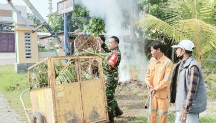Babinsa Koramil 2305/Cinangka Gelar Karya Bakti Bersama Warga di Kecamatan Cinangka