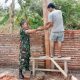 Babinsa Koramil 2302/Bojonegara Laksanakan Karya Bakti Bangun Rumah Warga