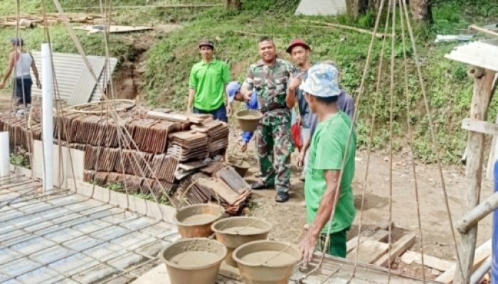 Babinsa Koramil 2306/Mancak Gelar Karya Bakti Bersama Warga Untuk Tingkatkan Fasilitas Umum dan  Keagamaan