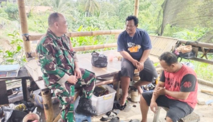 Babinsa Koramil 2307/Ciwandan Aktif Laksanakan Komsos Bersama Warga Untuk Dukung Lingkungan Sehat dan Pembangunan Tempat Ibadah