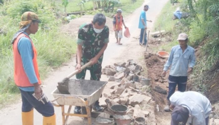 Gotong Royong TNI dan Warga, Koramil 2307/Ciwandan Laksanakan Karbak di Dua Lokasi