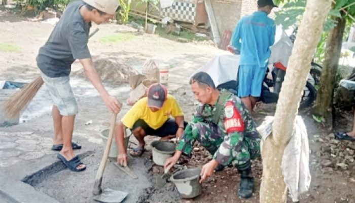 Babinsa Koramil 2301/Cilegon Gelar Karya Bhakti Perbaikan Jalan dan Drainase di Kelurahan Cikerai