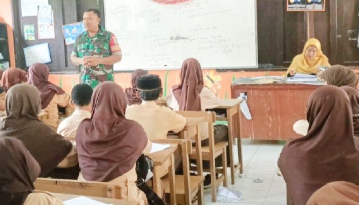 Babinsa Koramil 2307/Ciwandan Gencarkan Pembinaan Wilayah : Latih Linmas dan Tanamkan Wawasan Kebangsaan di Sekolah