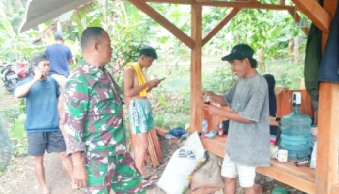 Babinsa Koramil 2306/Mck Gelar Komsos di Desa Batu Kuda dan Desa Labuan