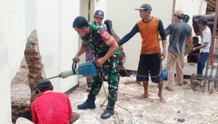 Babinsa Koramil 2306/Mancak Bantu Renovasi Rumah dan Masjid Lewat Giat Karbak