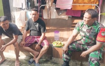 Tingkatkan Kepedulian Warga, Babinsa Koramil 2303/Pulomerak Gencarkan Komsos Soal Kebersihan dan Keamanan Laut