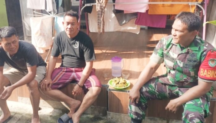 Tingkatkan Kepedulian Warga, Babinsa Koramil 2303/Pulomerak Gencarkan Komsos Soal Kebersihan dan Keamanan Laut