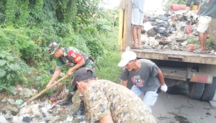 Koramil 2304/Anyar Gelar Karya Bakti Bersama Warga di Kecamatan Anyar
