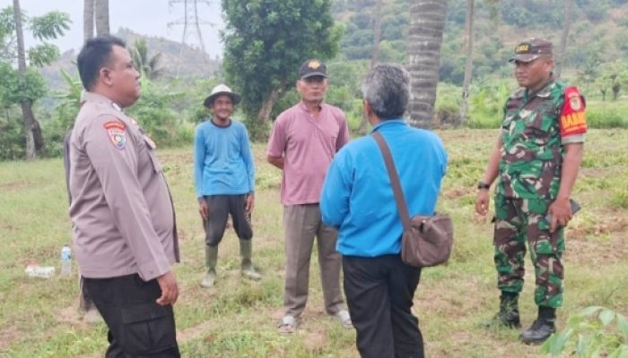 Babinsa Koramil 2301/Cilegon Gelar Karya Bakti Perbaikan Jalan dan Drainase Pasca Banjir