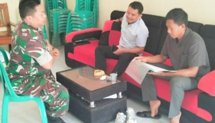 Babinsa Koramil 2302/Bojonegara Laksanakan Komsos Bahas Keamanan Wilayah