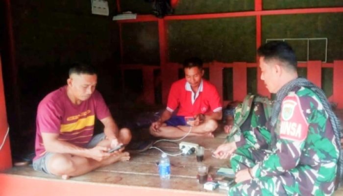 Babinsa Koramil 2305/Cinangka Gencarkan Komsos Bahas Kenakalan Remaja dan Keamanan Lingkungan