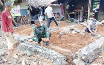 Babinsa Koramil 2305/Cinangka Giat Laksanakan Karya Bakti di Dua Desa Sekaligus