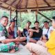 Babinsa Koramil 2306/Mancak Gencar Laksanakan Komsos, Bahas Gotong Royong dan Kegiatan Pemuda