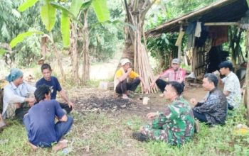 Babinsa Koramil 2304/Anyar Aktif Laksanakan Komsos, Bahas Kebersihan dan Pertanian