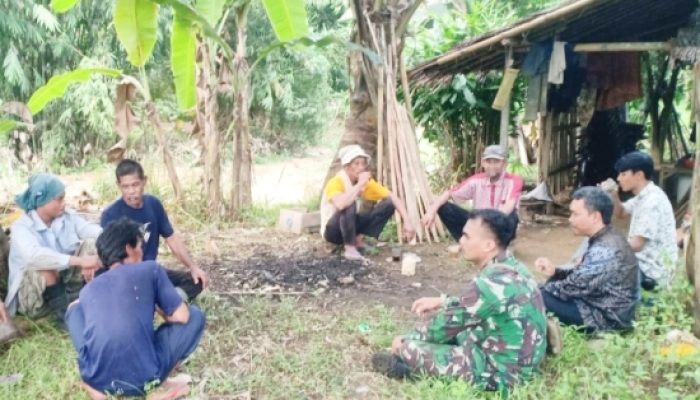 Babinsa Koramil 2304/Anyar Aktif Laksanakan Komsos, Bahas Kebersihan dan Pertanian