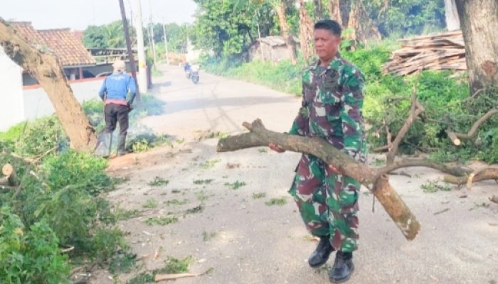 Babinsa Koramil 2306/Mancak Gelar Karya Bakti Bersama Warga : Rapikan Lingkungan dan Perbaiki Akses Jalan