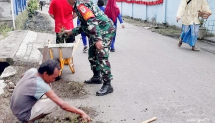 Babinsa Koramil 2307/Ciwandan Laksanakan Karbak Bersama Warga, Wujudkan Kepedulian TNI terhadap Lingkungan dan Infrastruktur