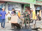 Babinsa Koramil 2301/Cilegon Laksanakan Karya Bakti Bersama Warga di Kecamatan Cibeber