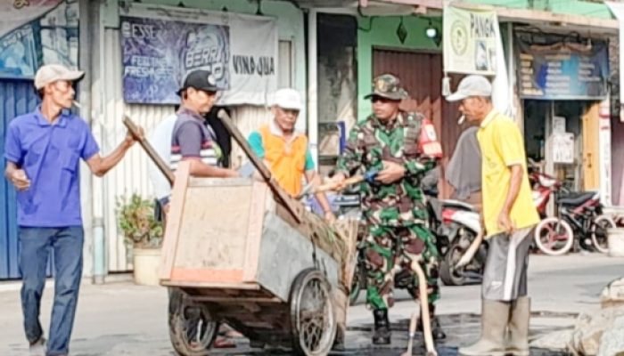 Babinsa Koramil 2301/Cilegon Laksanakan Karya Bakti Bersama Warga di Kecamatan Cibeber