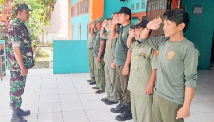 Babinsa Koramil 2301/Cilegon Latih Linmas dan Staf Kelurahan dalam Kegiatan Bintahwil