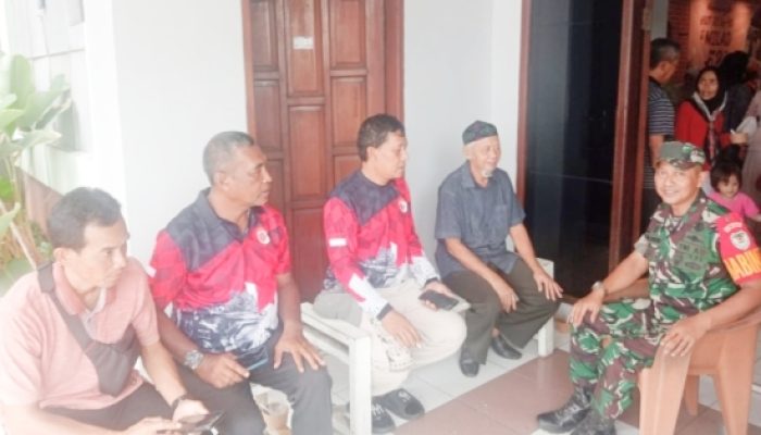 Tingkatkan Sinergi Dengan Warga, Babinsa Koramil 2303/Pulomerak Laksanakan Komsos di Dua Kelurahan