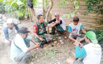 Babinsa Koramil 2304/Anyar Gencarkan Komsos, Bahas Kamtibmas dan Kebersihan Lingkungan di Wilayah Binaan
