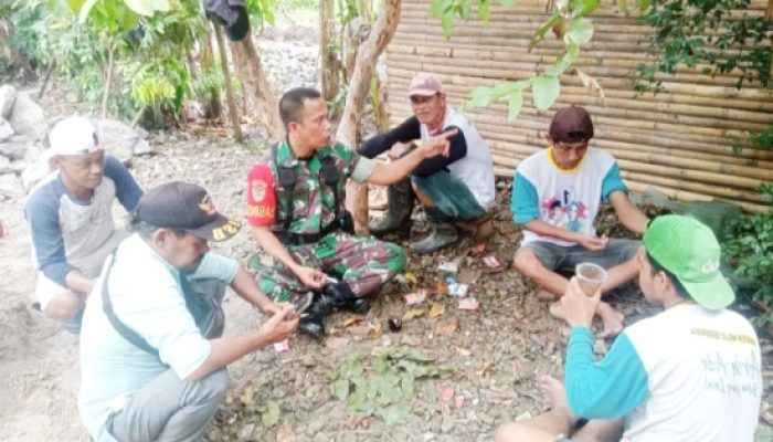 Babinsa Koramil 2304/Anyar Gencarkan Komsos, Bahas Kamtibmas dan Kebersihan Lingkungan di Wilayah Binaan