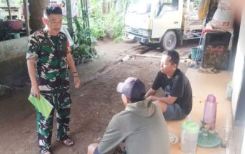 Babinsa Koramil 2305/Cinangka Lakukan Pemantauan Teritorial, Fokus pada Harga Beras dan Data Hunian