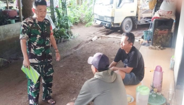 Babinsa Koramil 2305/Cinangka Lakukan Pemantauan Teritorial, Fokus pada Harga Beras dan Data Hunian