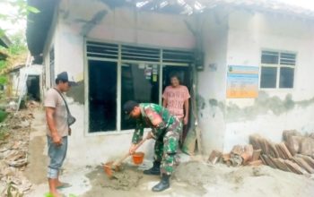 Babinsa Koramil 2307/Ciwandan Gencarkan Karbak, Bantu Warga dalam Pembangunan Rumah