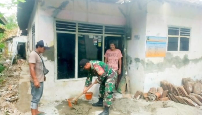 Babinsa Koramil 2307/Ciwandan Gencarkan Karbak, Bantu Warga dalam Pembangunan Rumah