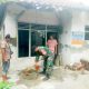 Babinsa Koramil 2307/Ciwandan Gencarkan Karbak, Bantu Warga dalam Pembangunan Rumah