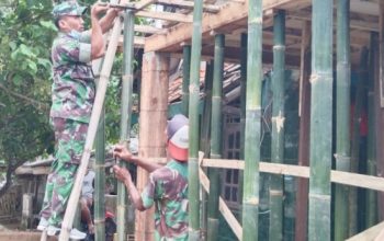 Babinsa Koramil 2304/Anyar Gelar Aksi Karbak Bantu Rehab Rumah Warga di Dua Desa