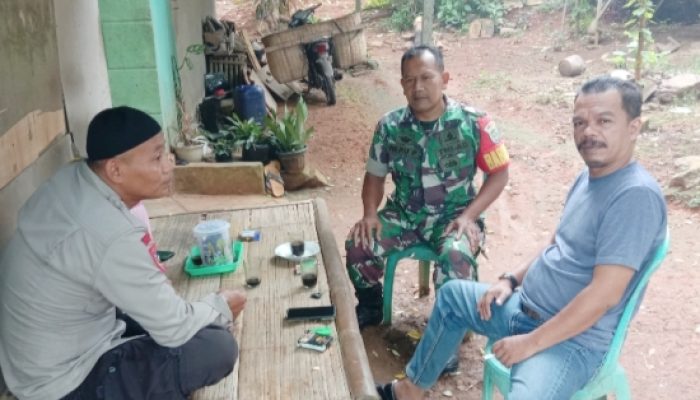 Babinsa Koramil 2305/Cinangka Gelar Komsos Bahas Kenakalan Remaja Dan Data Kependudukan