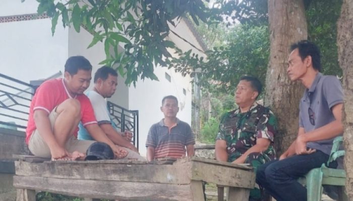 Babinsa Koramil 2306/Mancak Aktif Laksanakan Komsos, Bahas Keamanan dan Infrastruktur Lingkungan