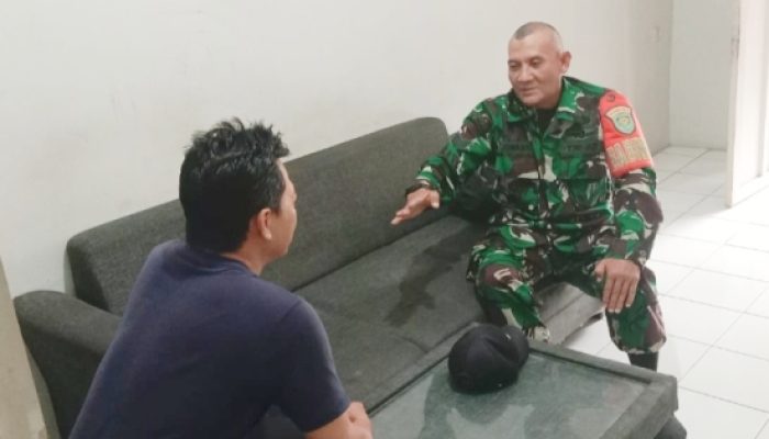 Babinsa Koramil 2307/Ciwandan Gencarkan Kegiatan Komsos Bahas Gotong Royong Cegah DBD dan Banjir