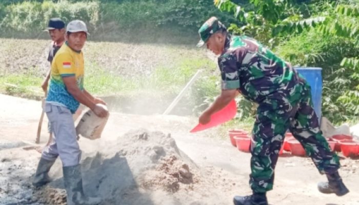 Babinsa Koramil 2306/Mancak Gelar Kegiatan Karbak Bersama Warga di Dua Desa