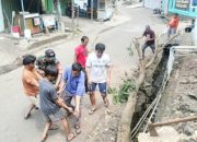 Babinsa Koramil 2303/Pulomerak Gelar Karya Bakti Bersama Warga di Dua Kelurahan