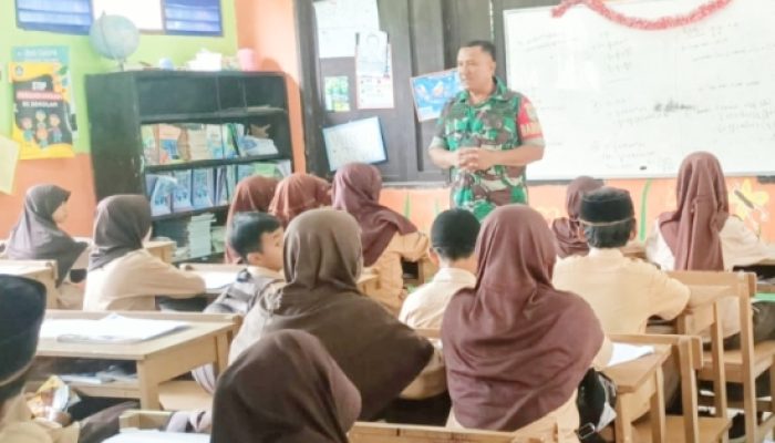 Babinsa Koramil 2307/Ciwandan Giatkan Bintahwil : Beri Pembekalan PBB dan Bela Negara kepada Linmas dan Pelajar