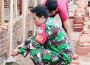 Babinsa Koramil 2305/Cinangka Gelar Karya Bakti Bantu Perbaikan Rumah Warga
