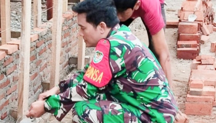 Babinsa Koramil 2305/Cinangka Gelar Karya Bakti Bantu Perbaikan Rumah Warga