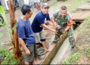 Babinsa Koramil 2306/Mancak Laksanakan Karya Bakti Bersama Warga, Fokus pada Pembersihan Jalan dan Perbaikan Saluran Air