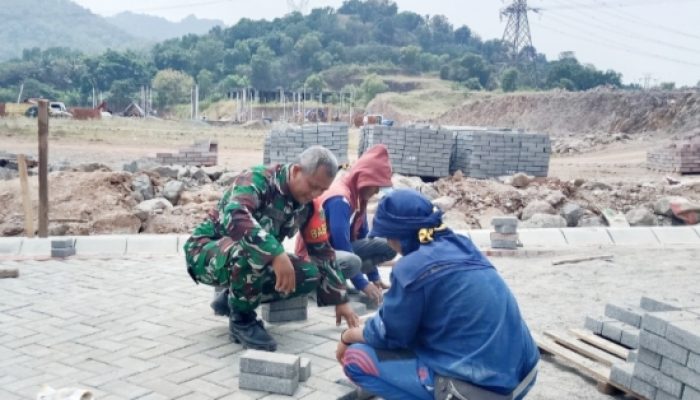 Babinsa Koramil 2303/Pulomerak Laksanakan Karya Bakti Bersama Warga di Cilegon