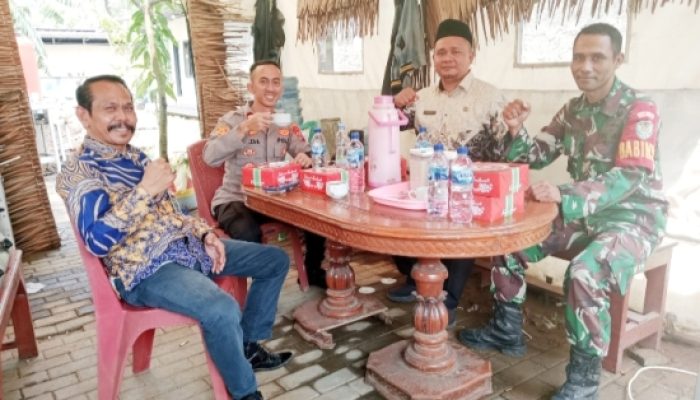 Babinsa Koramil 2302/Bojonegara Gencarkan Komsos Bahas Keamanan Wilayah Puloampel