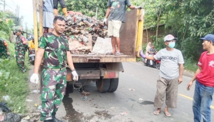 Babinsa Koramil 2304/Anyar Gelar Karya Bakti Bersama Warga, Wujud Nyata TNI Dekat dengan Rakyat